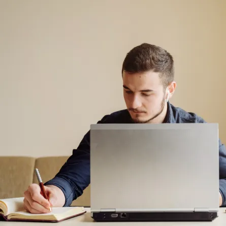 الاعتماد على التطبيقات الرقمية يساهم في تنظيم الوقت- المصدر freepik