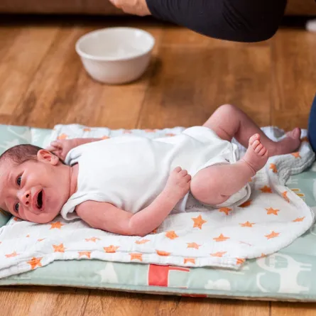 صورة لرضيع يبكي 