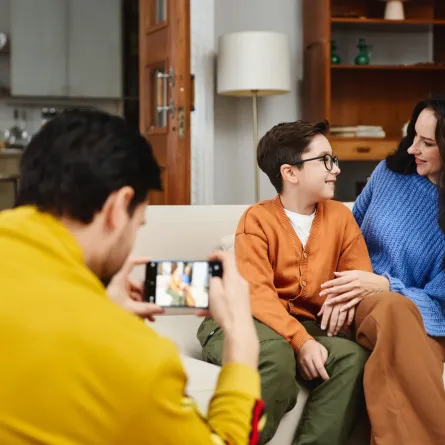 صورة أب وأم يدعمان طفلهما