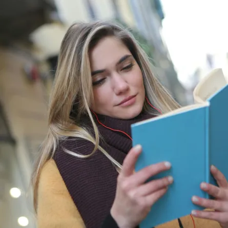 فتاة تقرأ روايات قصيرة وسريعة من كتاب