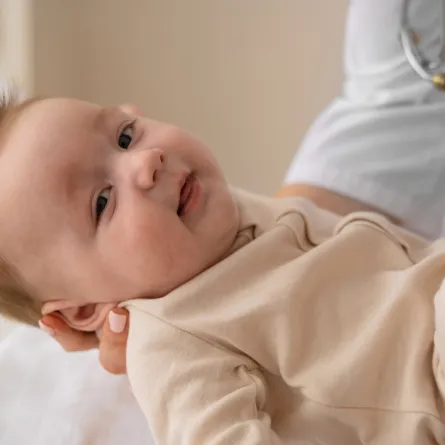 البراز الأبيض عند الرضع هل يستدعي القلق؟