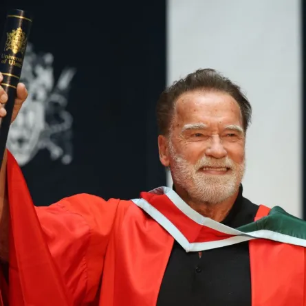 أرنولد شوارزنيغر يحصل على درجة الدكتوراه الفخرية من جامعة أولستر في بلفاست، أيرلندا الشمالية (Arnold Schwarzenegger receive an honorary doctorate from Ulster University in Belfast, Northern Ireland). مصدر الصورة: Paul Faith / AFP