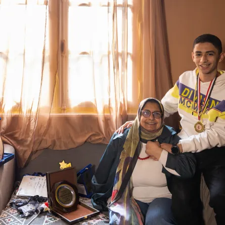 عاصم ووالدته  - تصوير يحيى أحمد