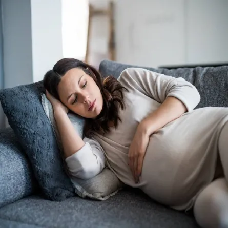 صورة لحامل مصابة بالصداع