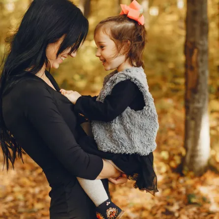 صورة تعبر عن علاقة رائعة ومبكرة بين أم وطفلتها