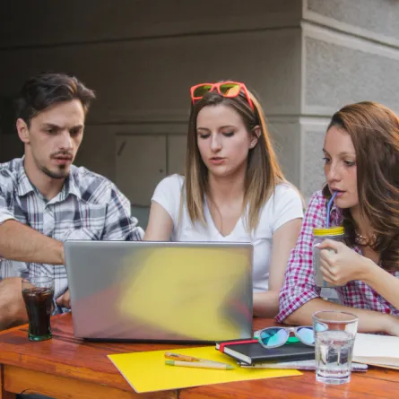 جيل زد لا يفضل الالتزام بالمكتب- المصدر freepik