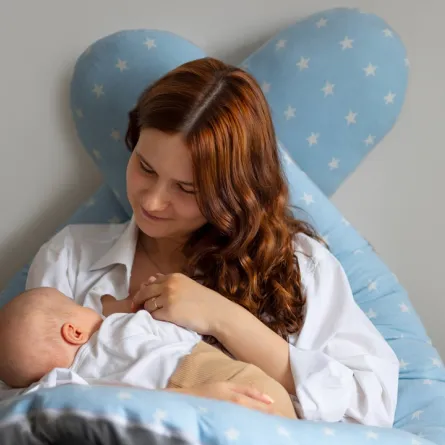 صورة لأم ترضع طفلها