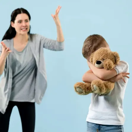 صورة لأم تصرخ بطفلها