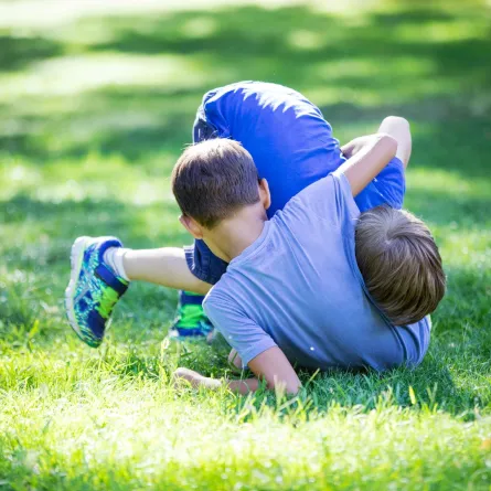 صورة طفلين يتعاركان