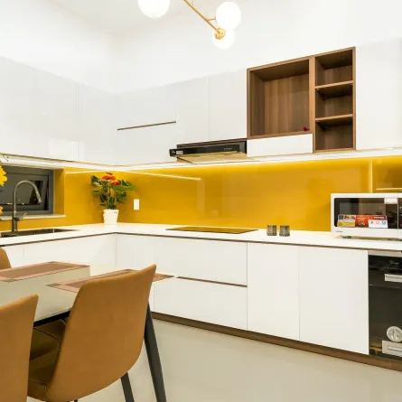 زهور عباد الشمس في مطبخ عصري 2026