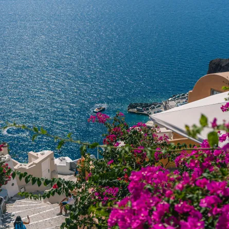 يُعدّ فصل الربيع في سانتوريني تجربة ساحرة  