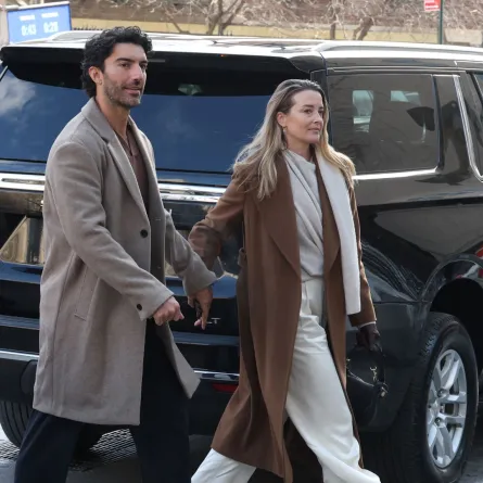جاستن بالدوني وزوجته إميلي بالدوني في نيويورك (Justin Baldoni and his wife Emily Baldoni in New York). مصدر الصورة: TIMOTHY A. CLARY / AFP
