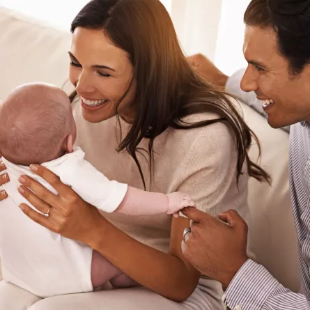 صورة أبوين يكلمان المولود