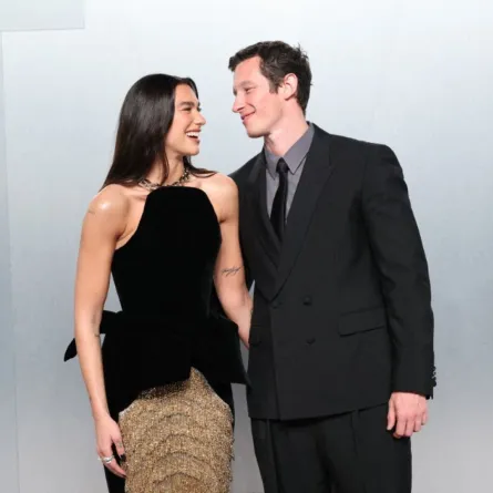 دوا ليبا وكالوم تيرنر في لوس أنجلوس، كاليفورنيا ( Dua Lipa and Callum Turner in Los Angeles, California). مصدر الصورة: Amy Sussman/Getty Images for Vanity Fair/AFP