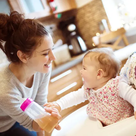 صورة جليسة مع المولود