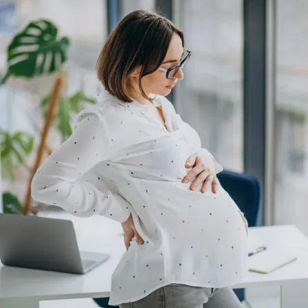 صورة لحامل تشعر بتقلصات شديدة