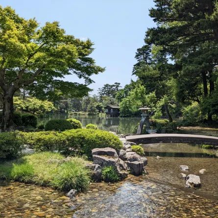 حديقة كينروكوين كما تبدو في يوم مشمس