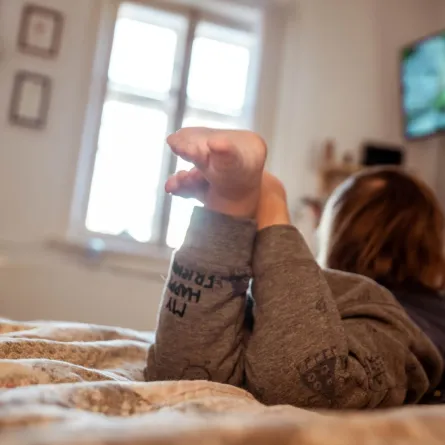 صورة طفل يتسمر أمام التلفاز