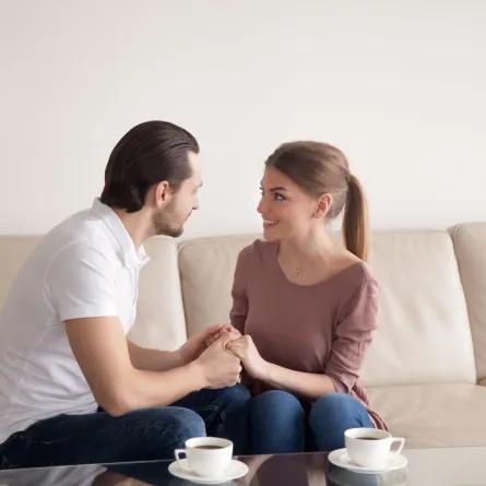 زوجان يتبادلان أطراف الحوار  