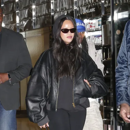 ريهانا Rihanna تحمل حقيبة من سيلين Celine- الصورة من العلامة