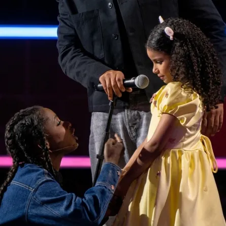 داليا مبارك تواسي الطفلة حور بعد بكائها - الصورة سكرين شوت من الحلقة الثانية