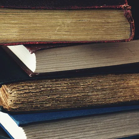 مجموعة من الكتب مرصوصة فوق بعضها البعض