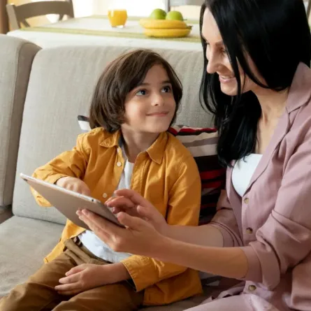 صورة لعلاقة رائعة بين أم وطفلتها