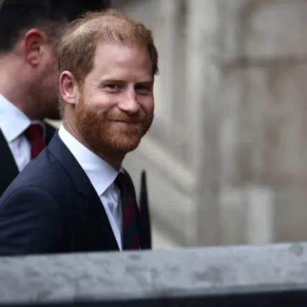 الأمير هاري خارج المحاكم الملكية، المحكمة العليا في بريطانيا، في لندن (Prince Harry outside the The Royal Courts of Justice, Britain's High Court, in London). مصدر الصورة: byHENRY NICHOLLS / AFP