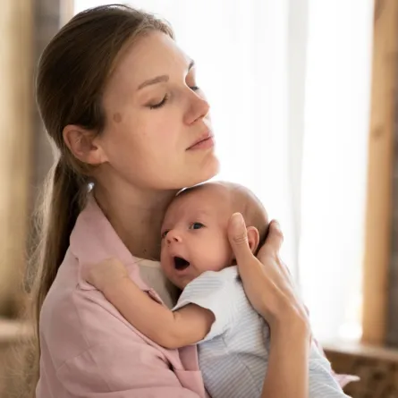 صورة لأم تحمل مولودها