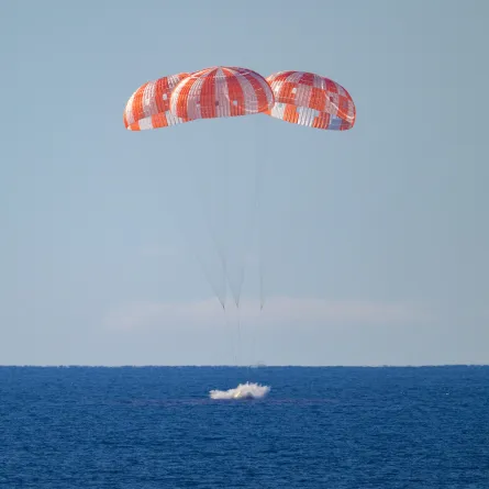 رواد فضاء أرتميس 2 يهبطون بسلام في المحيط الهادئ
