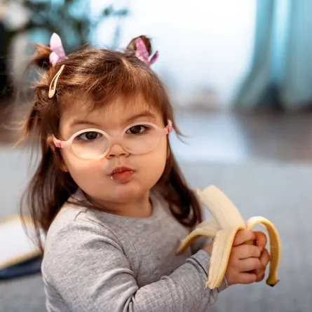 صورة طفلة تأكل موزة