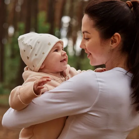 صورة لأم تحمل رضيعها