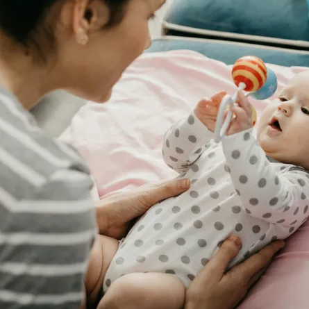 صورة لأم تتحدث مع طفلها