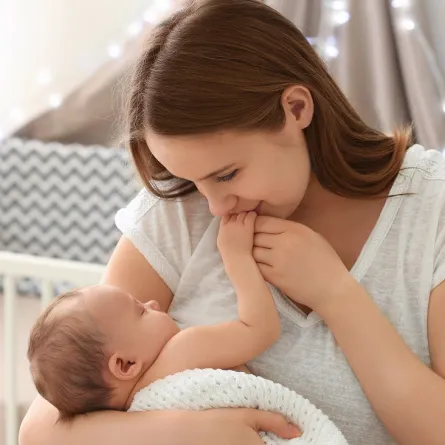 صورة لأم تُرضع طفلها