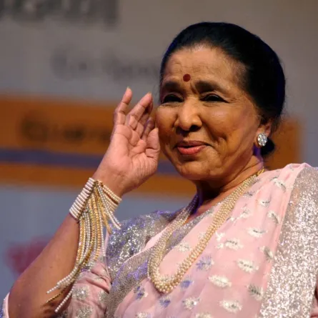 آشا بوسلي في مومباي (Asha Bhosle in Mumbai). مصدر الصورة: STRDEL / AFP