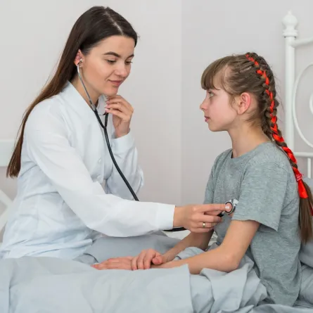 صورة لطبيبة تكشف على طفلة