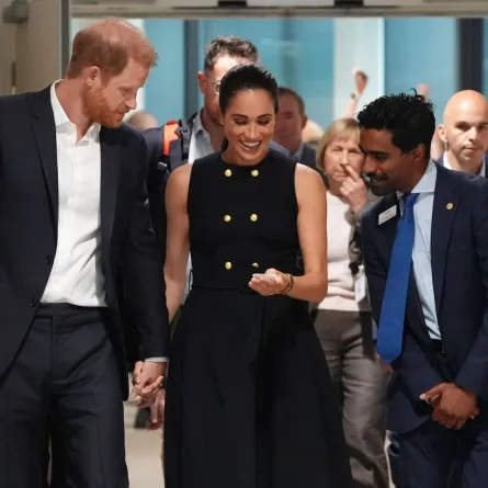 الأمير هاري وزوجته ميغان في مستشفى الأطفال الملكي في ملبورن (Prince Harry and his wife Meghan at the Royal Children's Hospital in Melbourne). مصدر الصورة: Jonathan Brady / POOL / AFP