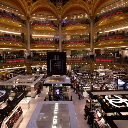 متجر Galeries Lafayette في جادة Boulevard Haussman، في باريس (Oliver Strewe / Getty Images)
