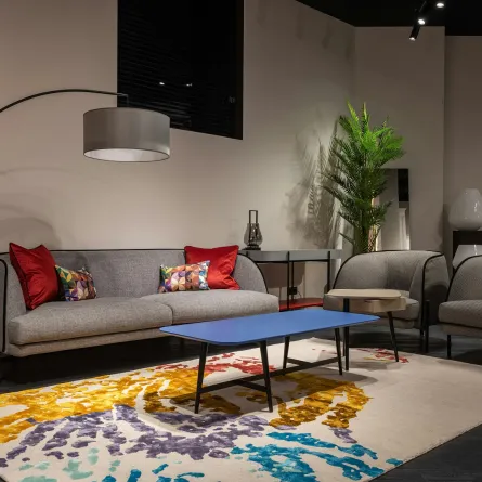 غرفة معيشة مودرن مؤثثة بكنب باللون الرمادي