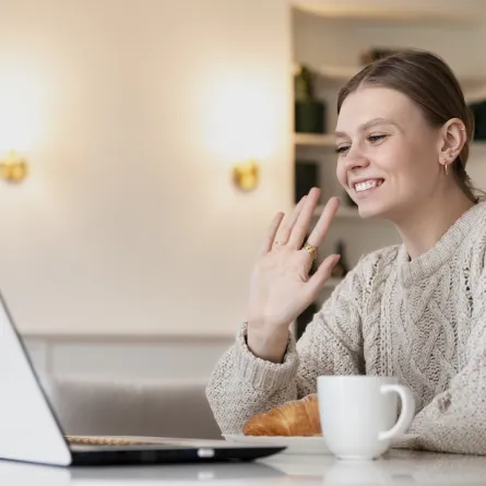 الصداقة الإلكترونية: هل يمكن أن تكون أصدق من الواقع؟ الصورة من موقع Freepik