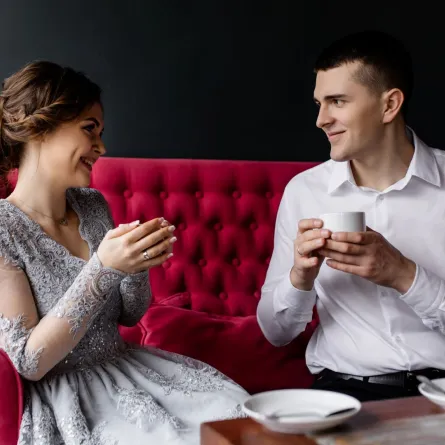 خطيبان يتناول الشاي ويضحكان   