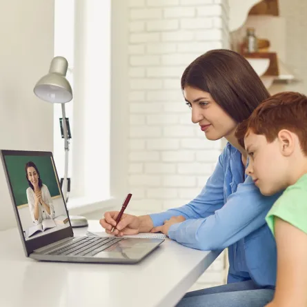 صورة لأم وطفلها يتشاركان اللعب