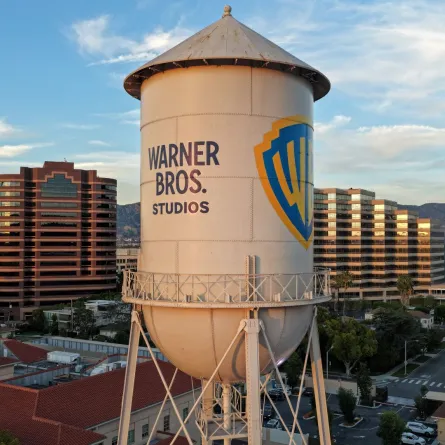 شعار شركة وارنر بروس في بوربانك، كاليفورنيا (Warner Bros. logo in Burbank, California). مصدر الصورة: Mario Tama/Getty Images/AFP