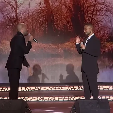 أحمد سعد وتامر عاشور- الصورة من شاشة عرض حفل ليلة الدموع