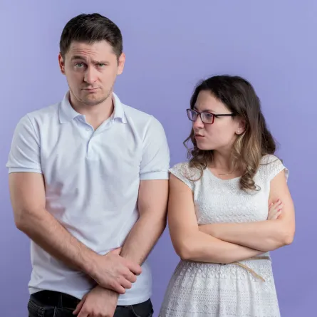 زوجة تنظر لزوجها المتهور بضيق وعتاب وهو ينظر للأمام بتأنيب ضمير