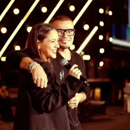 عمرو دياب يغني مع ابنته جانا- الصورة من حساب عمرو دياب على الفيسبوك