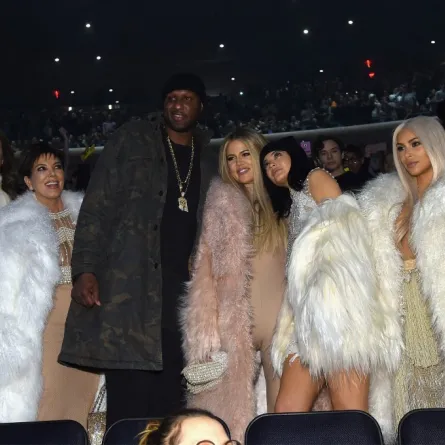 (من اليسار إلى اليمين) كايتلين جينر، وكريس جينر، ولامار أودوم، وكلوي كارداشيان، وكايلي جينر، وكيم كارداشيان، وكيندال جينر- مصدر الصورة Photo by JAMIE MCCARTHY / GETTY IMAGES NORTH AMERICA / GETTY IMAGES VIA AFP