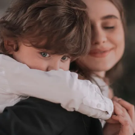 صورة طفل خجول