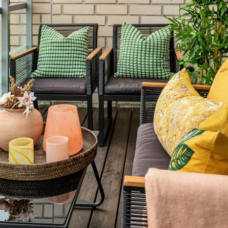 ديكور بلكونة صغيرة جذابة بألوانها