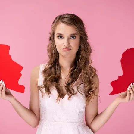 فتاة تمسك قلباً مكسوراً علامة على انفصالها عن خطيبها   